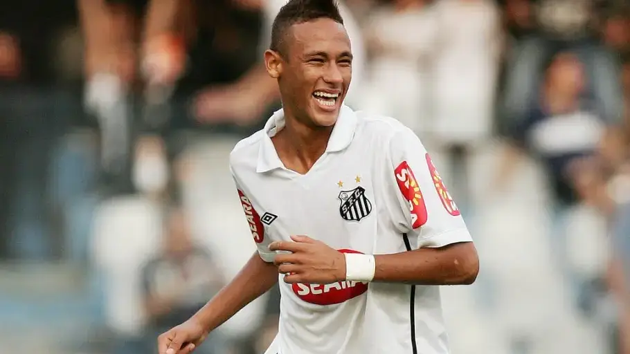 Neymar jogava no Santos em 2010 e torcida pedia sua convocação para a Seleção Brasileira na Copa, mas Dunga não o convocou
