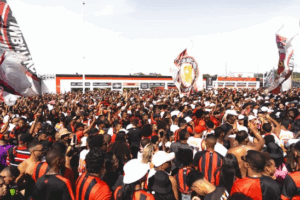 torcida do vitória chegando no Barradão