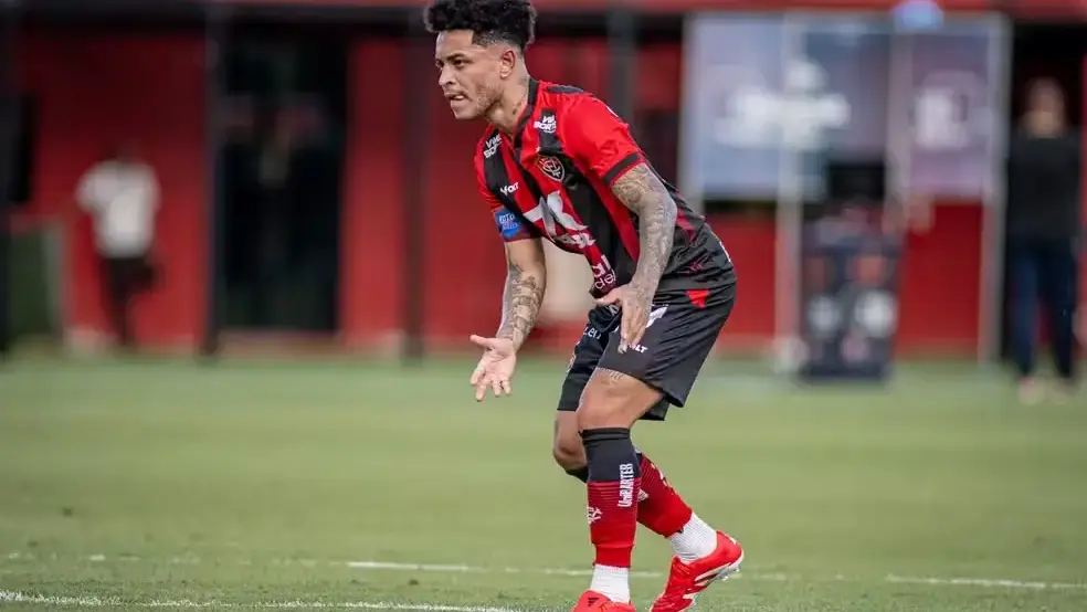 Matheusinho meia do Vitória volta de lesão