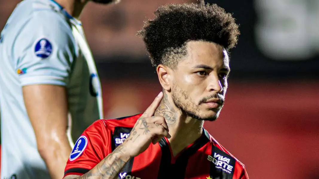 Matheuzinho comemora gol