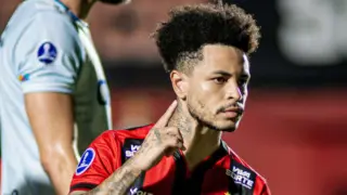 Matheuzinho comemora gol