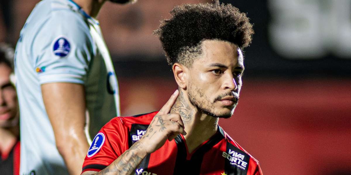 Matheuzinho comemora gol