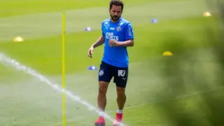Everton Ribeiro participa de treino do Bahia no CT do Corinthians antes de jogo contra o Nacional-URU