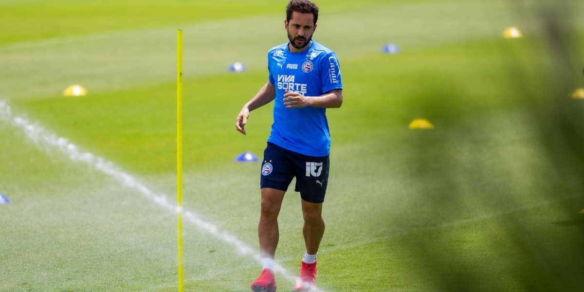 Everton Ribeiro participa de treino do Bahia no CT do Corinthians antes de jogo contra o Nacional-URU