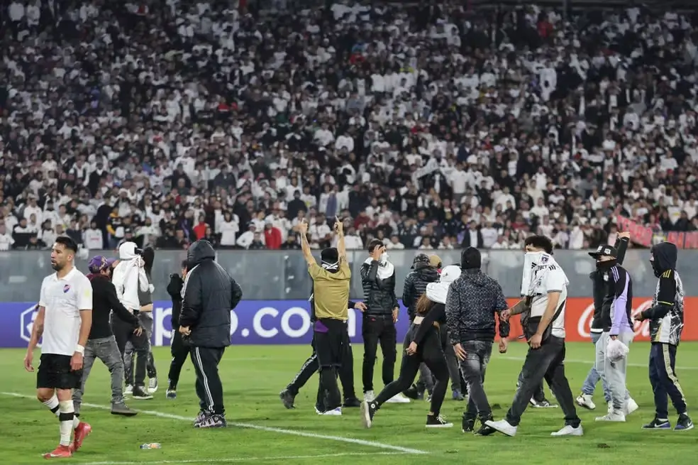 colo-colo recebe punição da conmebol