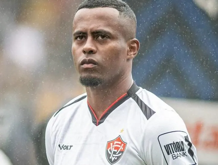 Carlos Eduardo deixa o vitória