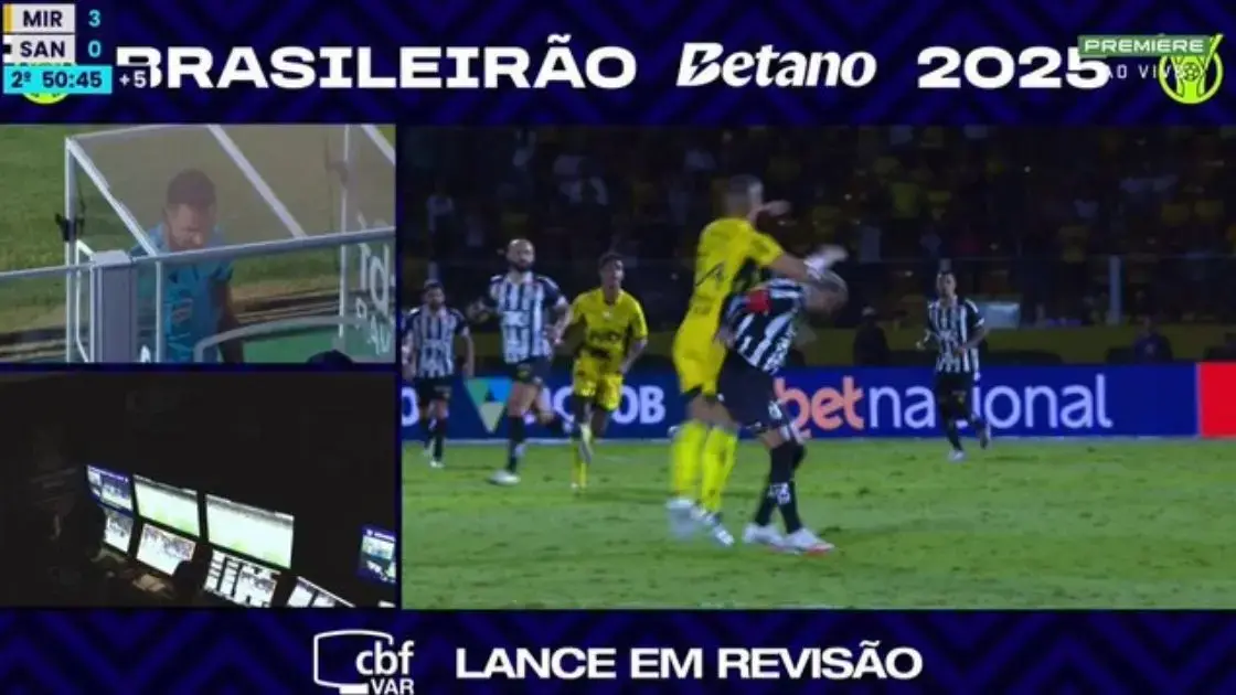 Zagueiro João Victor, emprestado pelo Vitória, leva vermelho após cotovelada em Neymar