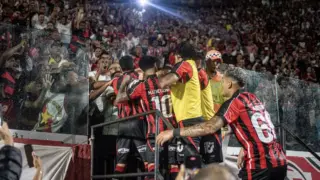 Renzo López comemora primeiro gol no Vitória