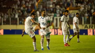 Bahia atropela Confiança e encaminha título com goleada na final