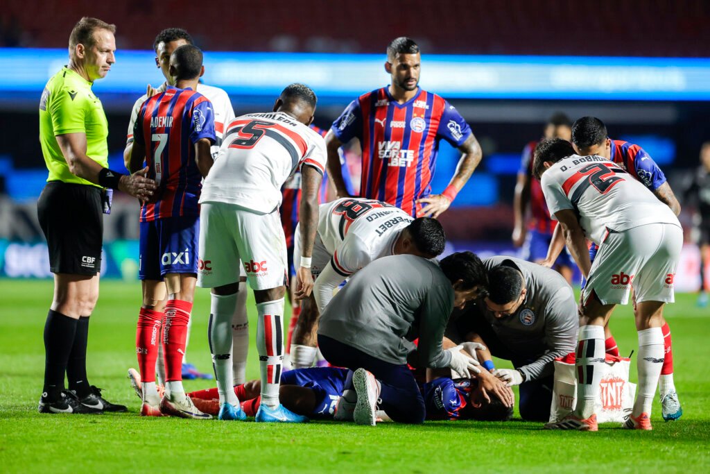 Sanabria em atendimento no campo