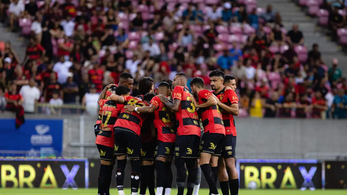 jogadores do Sport reunidos no campo