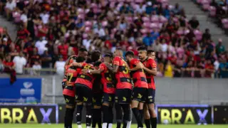 jogadores do Sport reunidos no campo