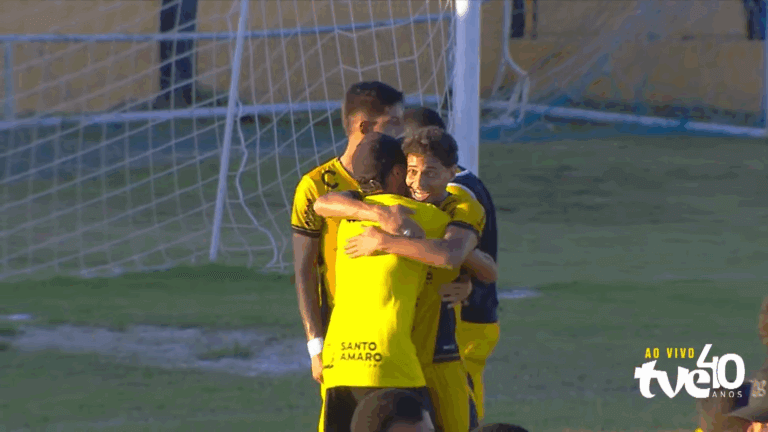 Tiaguinho comemorando gol