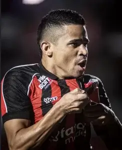 Vitória compra Erick em definitivo e assina contrato por três anos