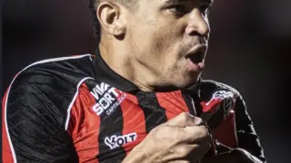 Vitória compra Erick em definitivo e assina contrato por três anos