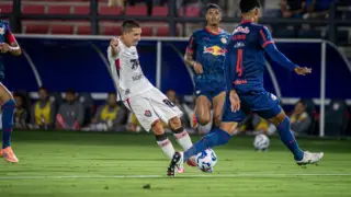 Vitória volta à zona de rebaixamento após pesada derrota contra o RB Bragantino