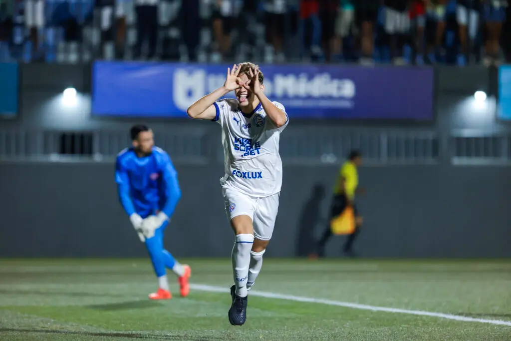 Dell comemorando gol Bahia