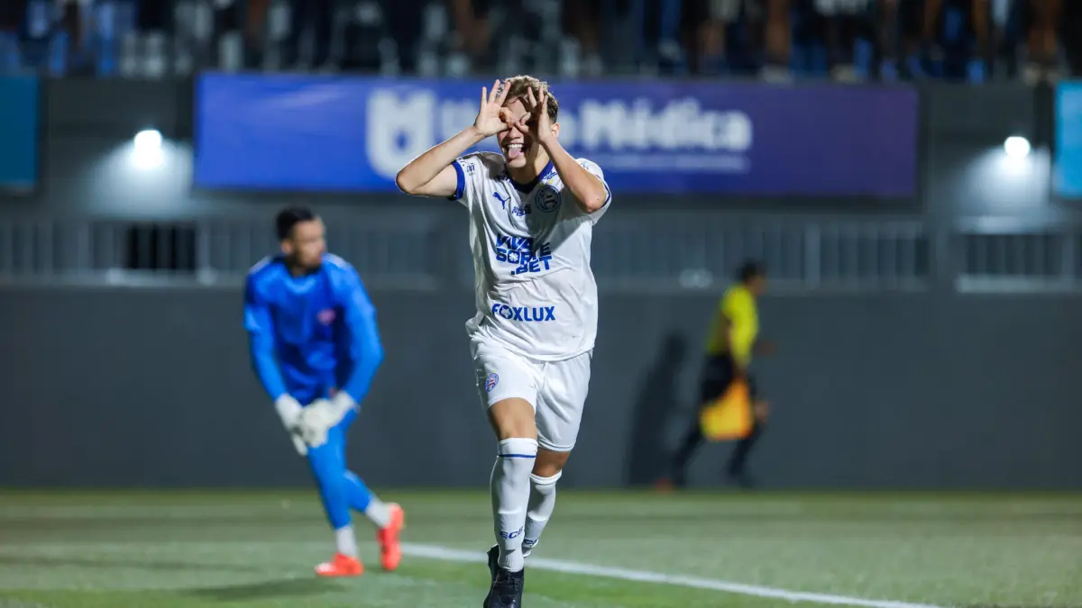 Dell comemorando gol Bahia