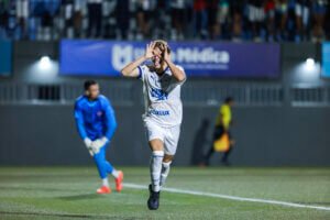 Dell comemorando gol Bahia