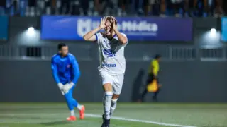 Dell comemorando gol Bahia