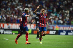 Luciano Juba comemorando gol com Erick Pulga