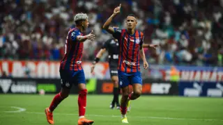 Luciano Juba comemorando gol com Erick Pulga