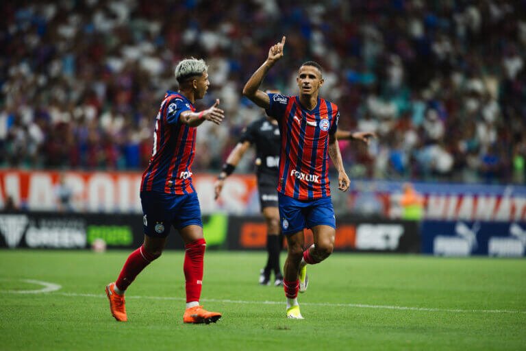 Luciano Juba comemorando gol com Erick Pulga