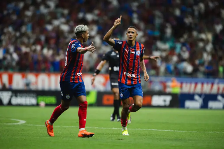 Luciano Juba comemorando gol com Erick Pulga