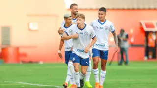 Dell comemorando gol no Ba-Vi