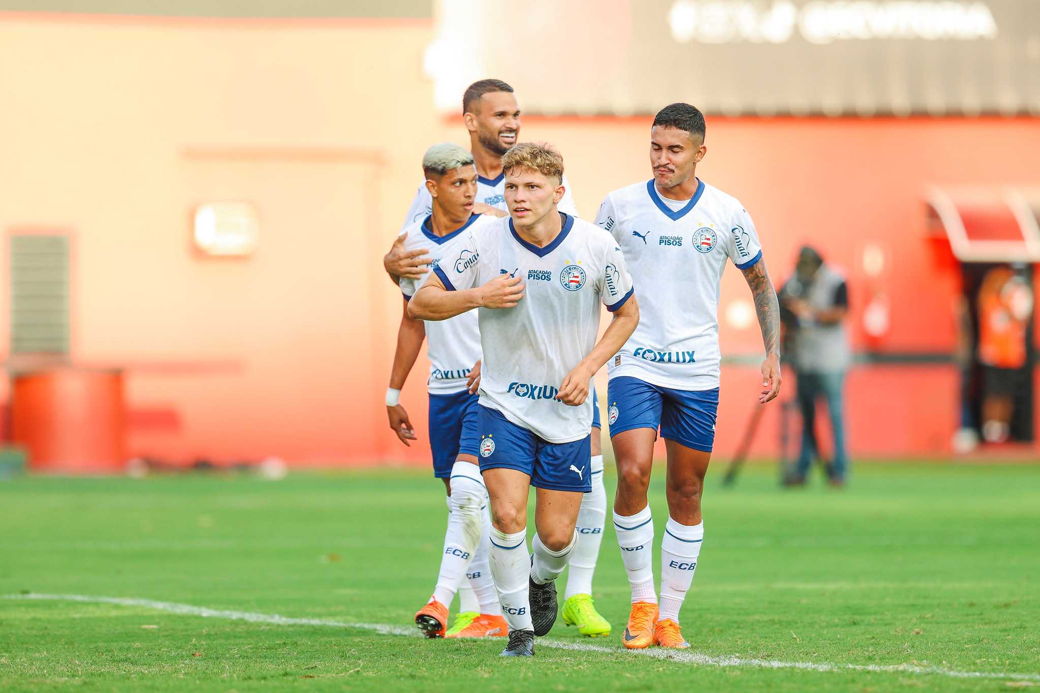 Dell comemorando gol no Ba-Vi