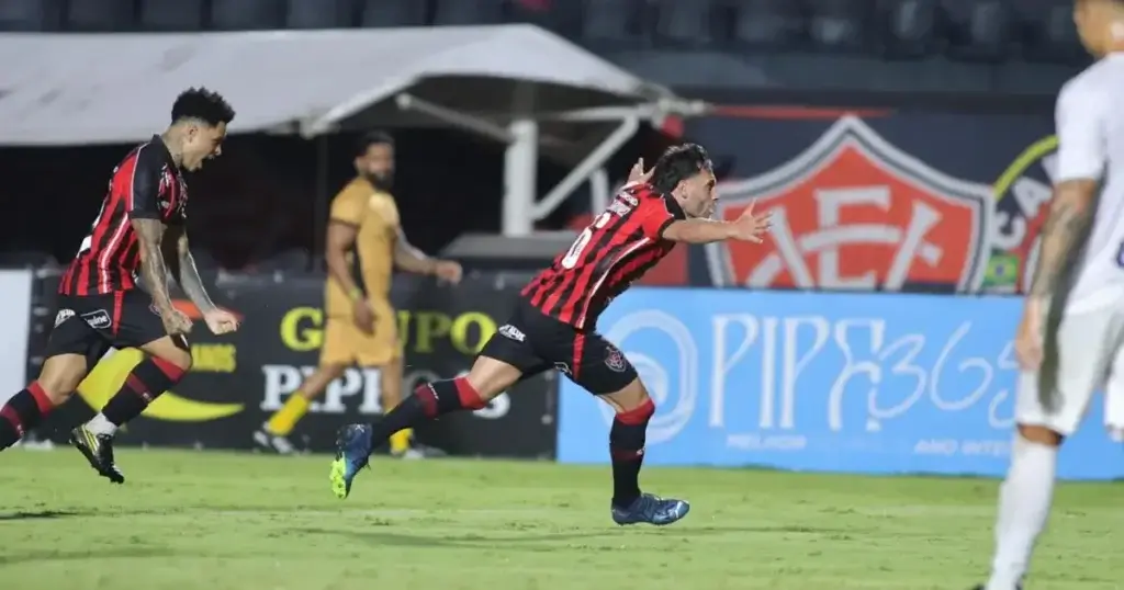 Emmanuel Martinez comemora primeiro gol pelo vitória