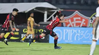 Emmanuel Martinez comemora primeiro gol pelo vitória