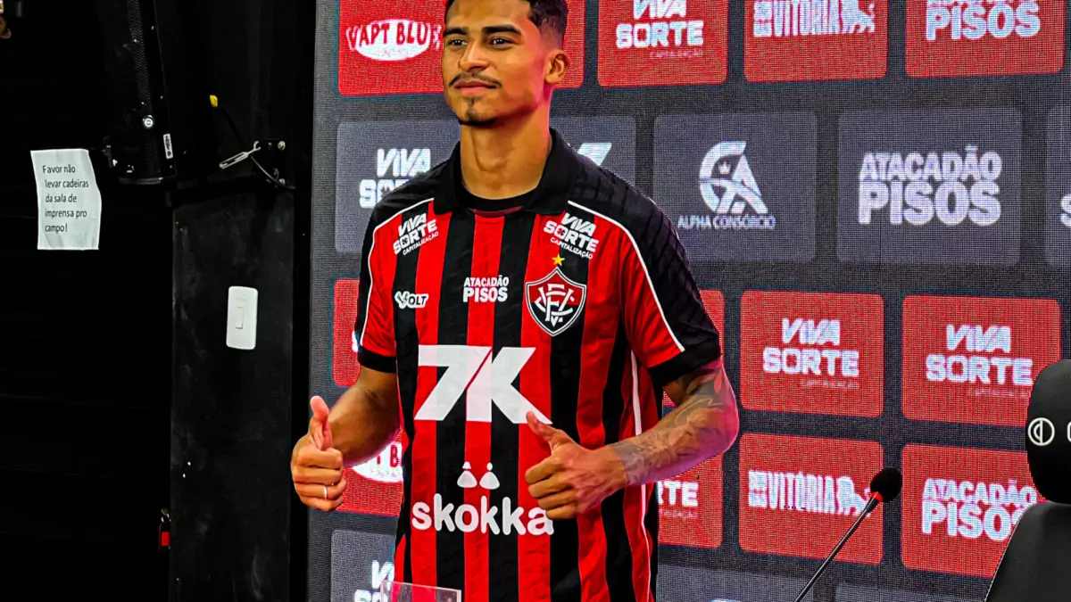 Vitória apresenta atacante Renê, destaque da Portuguesa, contratado no último dia da janela