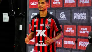 Vitória apresenta atacante Renê, destaque da Portuguesa, contratado no último dia da janela