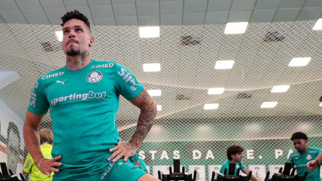 Paulinho jogador do Palmeiras treinando