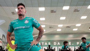 Paulinho jogador do Palmeiras treinando