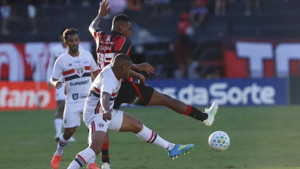 Lance da partida entre São Paulo e Vitória