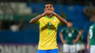 Atacante do Bahia marca três gols em goleada do Brasil