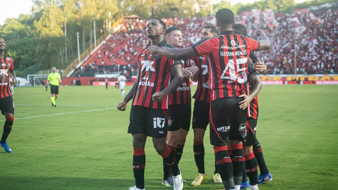 Cacá comemorando seu primeiro gol com a camisa do Vitória