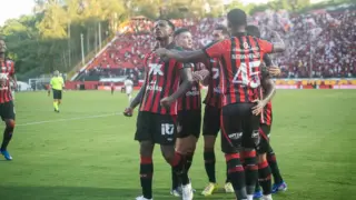 Cacá comemorando seu primeiro gol com a camisa do Vitória