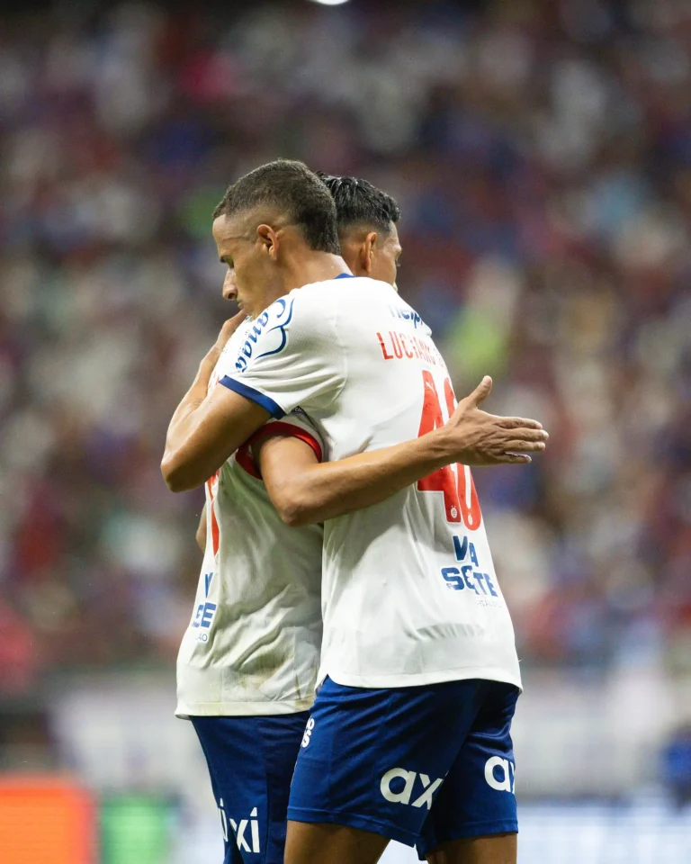 Luciano Juba abraça Erick Puga