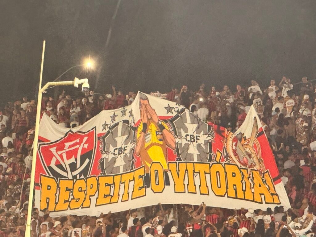 Todos os torcedores de costas durante o hino do Brasil. Uma forma de protesto contra a arbitragem 