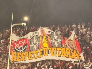 Todos os torcedores de costas durante o hino do Brasil. Uma forma de protesto contra a arbitragem