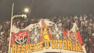 Todos os torcedores de costas durante o hino do Brasil. Uma forma de protesto contra a arbitragem