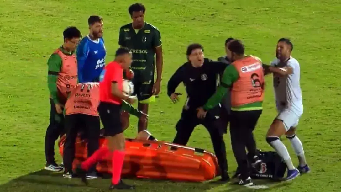 maqueiro chuta o pé de jogador que estava sendo atendido no campo