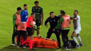maqueiro chuta o pé de jogador que estava sendo atendido no campo