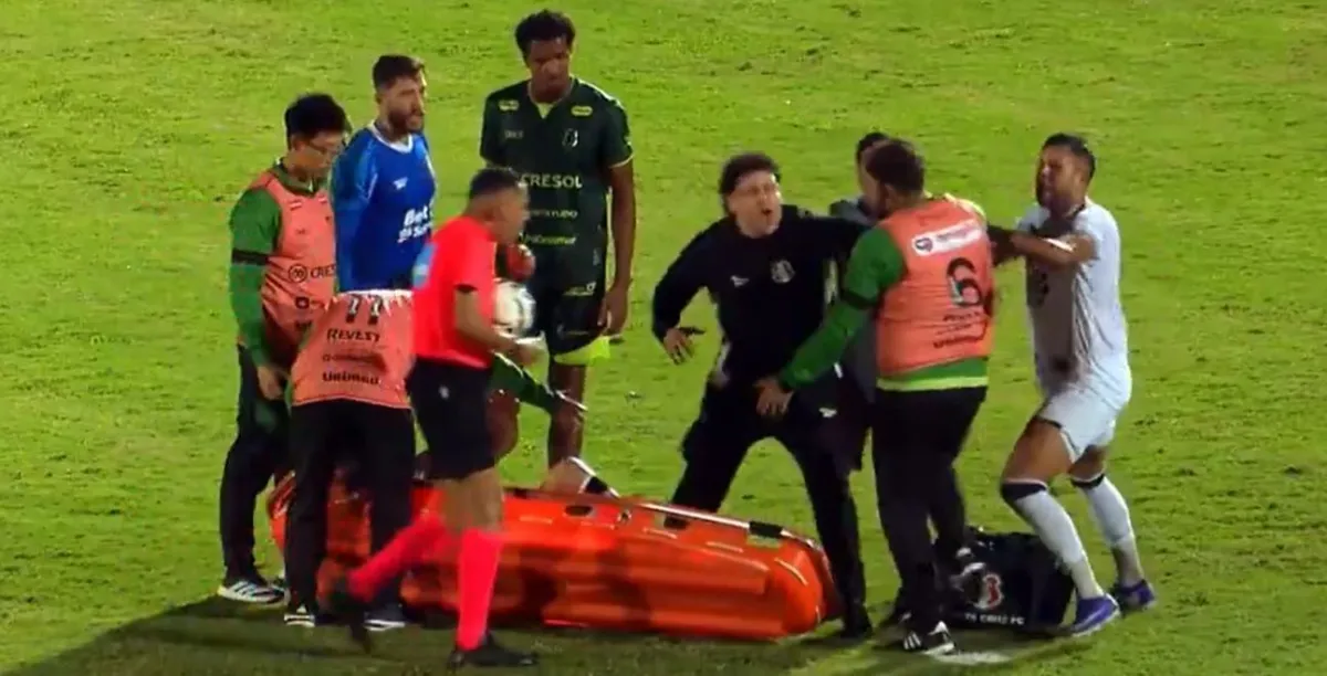 maqueiro chuta o pé de jogador que estava sendo atendido no campo
