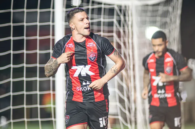 Renato Kayzer comemorando gol do Vitória