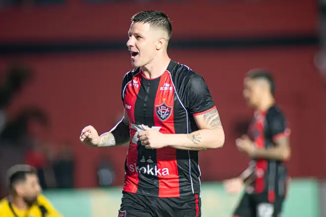 Renato Kayzer comemorando gol no Barradão