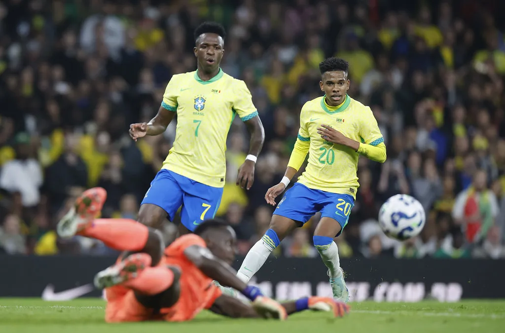 estêvão em campo com Vini Jr.